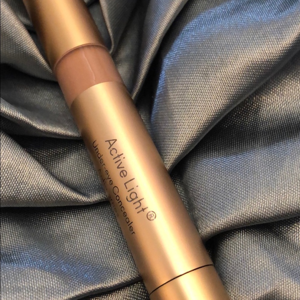 Medium under eye concealer No. 4